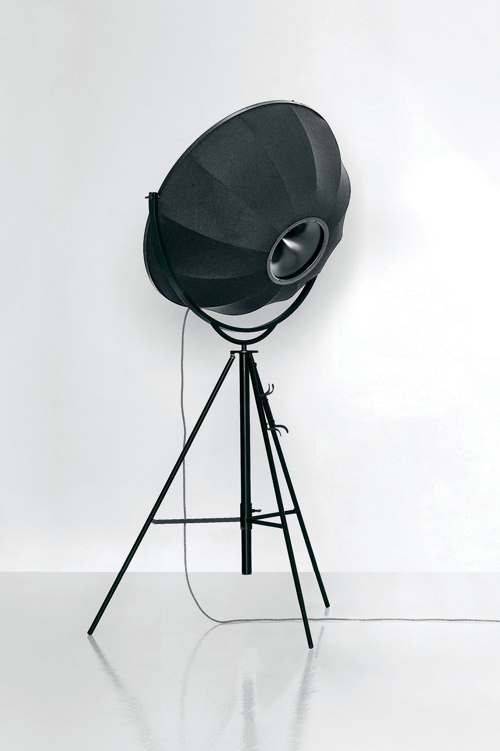 <p>Back view of the Fortuny Black diffuser with black support</p>